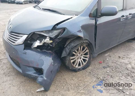 2015 Toyota Sienna Xle 8 Passenger z USA, uszkodzony, nr VIN 5TDYK3DC5FS639225